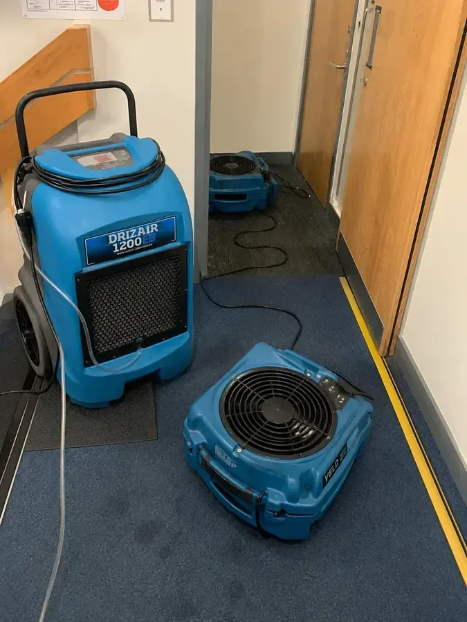 Air scrubber and drying equipment running in a closed bathroom